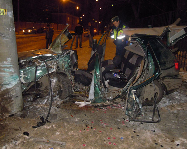 ДТП 6 декабря 2013, авто врезалось в столб