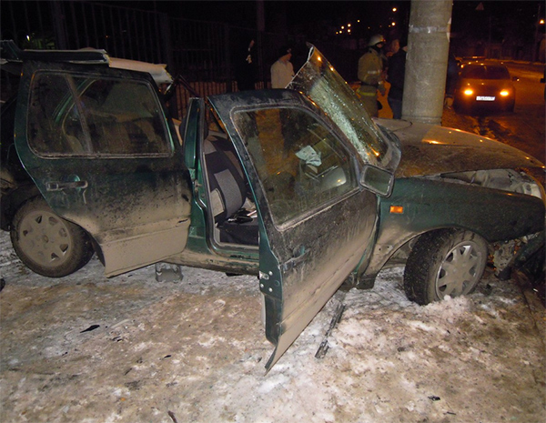 ДТП 6 декабря 2013, авто врезалось в столб