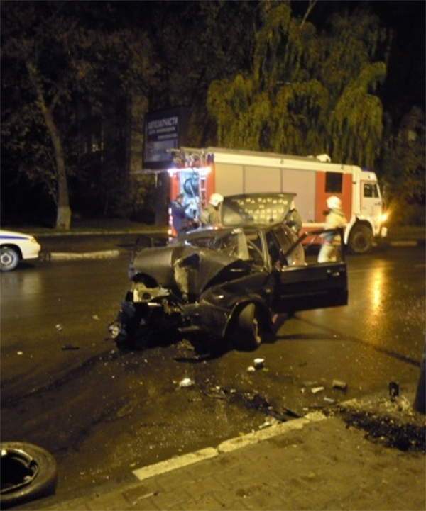 Автомобиль ВАЗ-2114 врезался в столб в Орле, 19 октября 2013