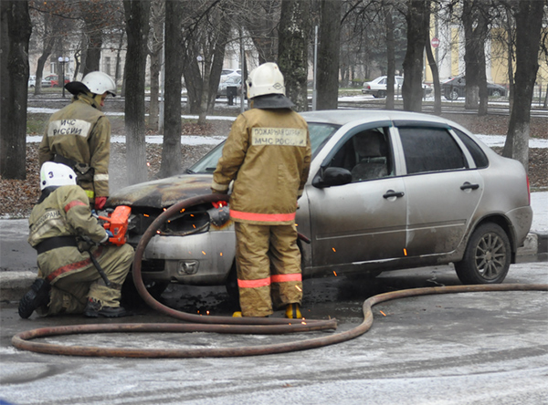 Напротив здания МЧС загорелся автомобиль, 28 ноября 2013