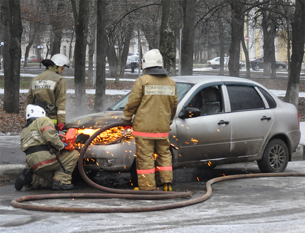 Напротив здания МЧС загорелся автомобиль, 28 ноября 2013